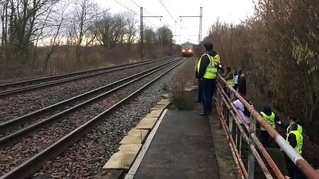 Les gilets Jaunes manifestent sur la voie ferrée à Châtellerault dans la Vienne