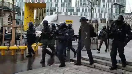 Les forces de l'ordre repoussent les manifestants près de Châteaucreux à Saint-Etienne