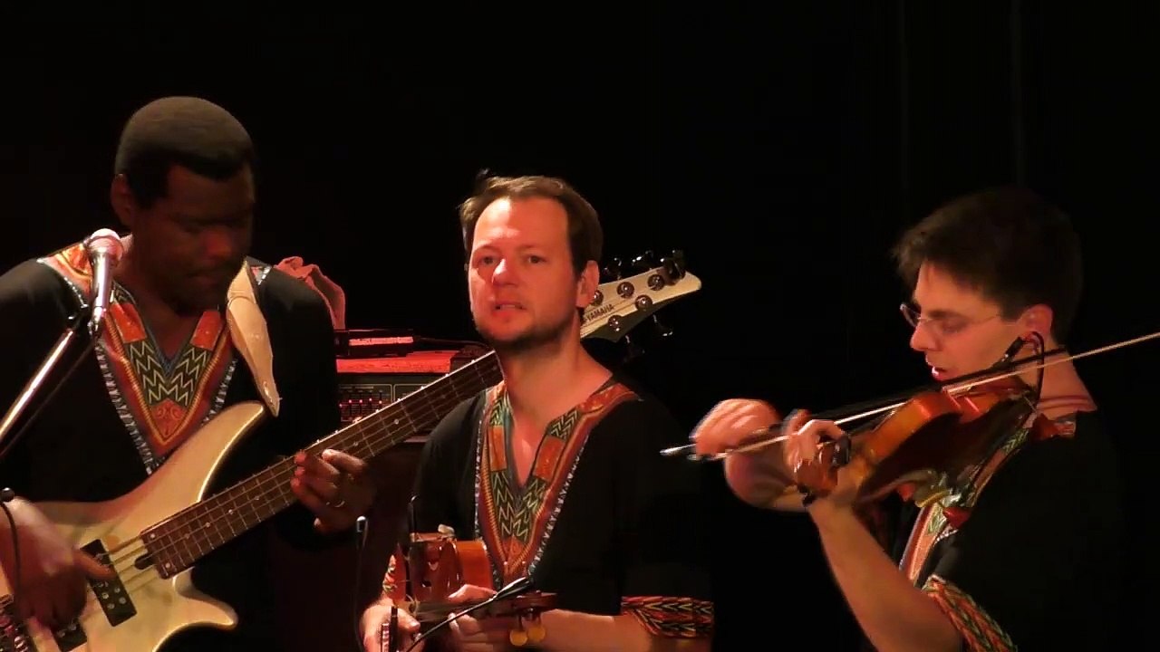 Roger Kom en live avec un solo au violon - Jazz band Afrobeat
