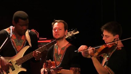 Roger Kom en live avec un solo au violon - Jazz band Afrobeat
