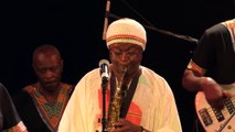 Roger Kom en live et solos de ses musiciens - Jazz band Afrobeat