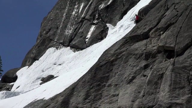 Ce skieur tente l'impossible et se prend la gamelle de sa vie...