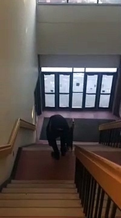 Petite glissade sur la rampe d'escalier... Et grosse gamelle