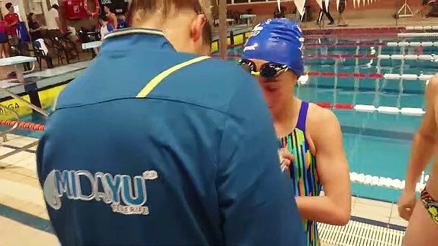 Michelle Alonso firma autógrafos después de batir un nuevo récord mundial