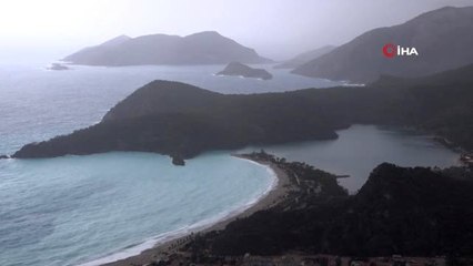 Ölüdeniz, Turkuaz Rengi ve Dev Dalgalarıyla İlgi Çekiyor