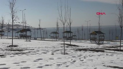 Van Gölü'nün Güzelliklerine Dikkat Çekmek İçin Kış Ortasında Suya Girdiler