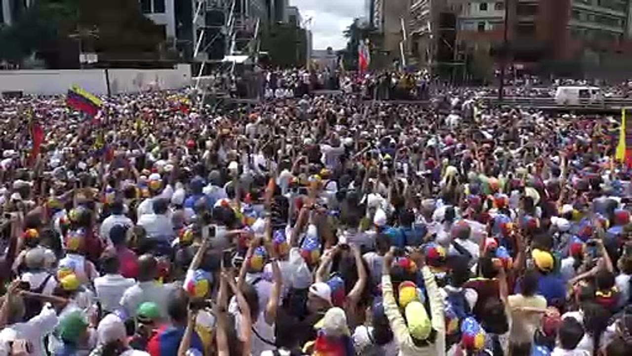 Los venezolanos se debaten entre "dos presidentes"
