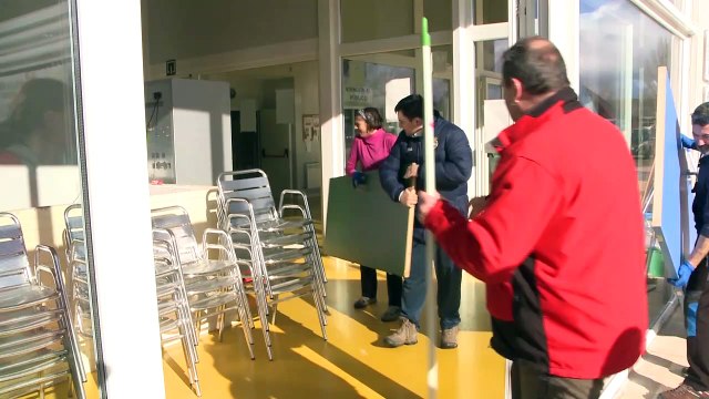 Vecinos de Villarcayo limpian el pueblo tras las inundaciones