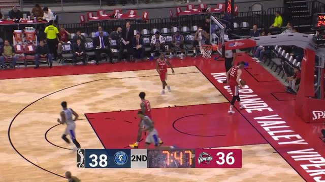 Ray Spalding slams home the alley-oop