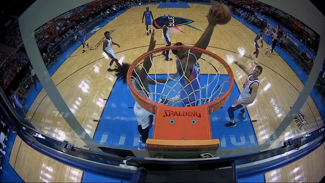 Chris Wright throws down the alley-oop!
