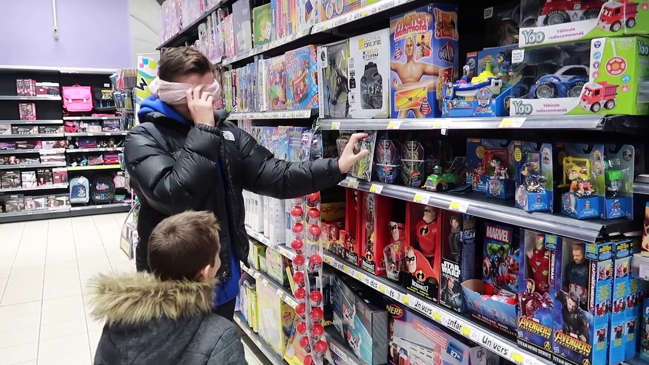 ON ACHÈTE TOUT CE QU'ON TOUCHE LES YEUX BANDÉS ! Shopping à l'Aveugle
