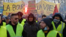أصحاب السترات الصفراء في فرنسا يتحدون ماكرون ويواصلون التظاهر
