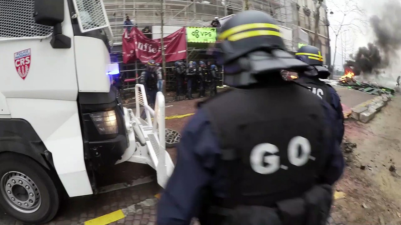 Gilets jaunes : en immersion avec les CRS pendant les manifestations à Paris