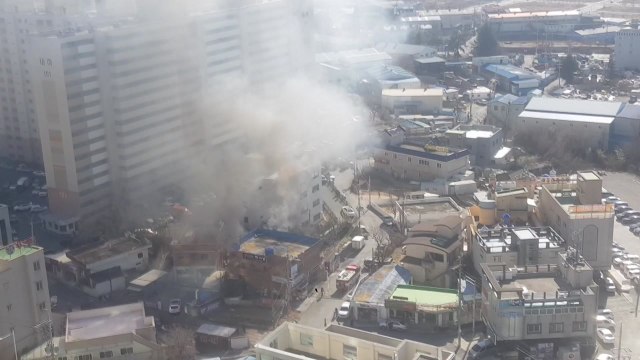 울산 2층 주택 화재...검은 연기 치솟아 / YTN