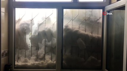 Kar kalınlığı 2 metreyi buldu... Vatandaşın karla mücadelesi kameraya böyle yansıdı