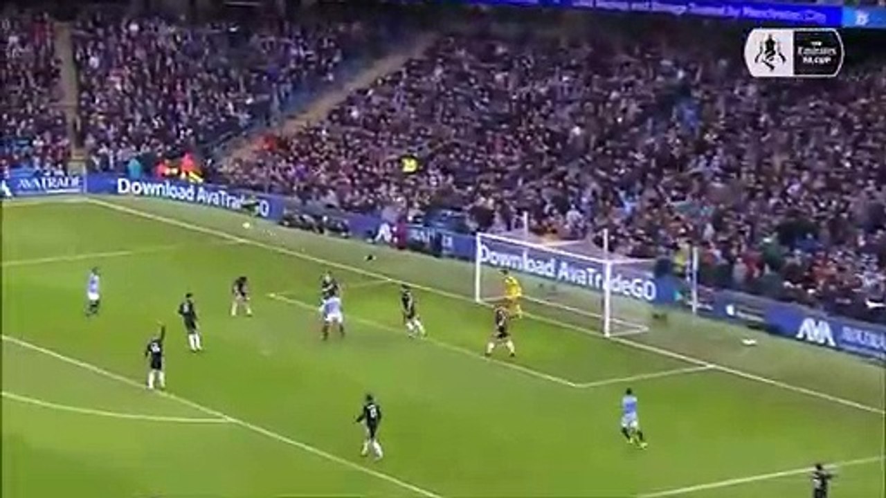 Kyle Walker snaps corner flag vs Burnley!