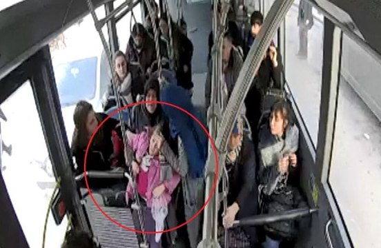 Bayılan Çocuk İçin Halk Otobüsünü Hastaneye Sürdü