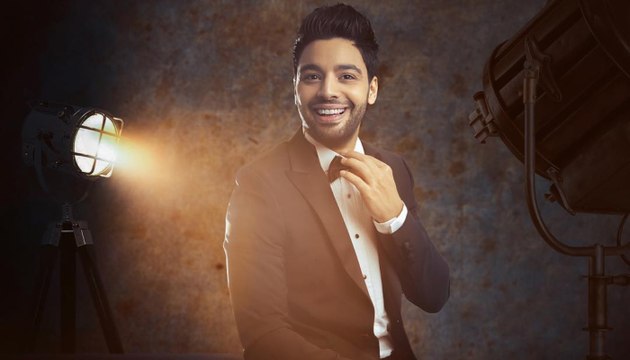 أحمد جمال يتقمص شخصية عمرو دياب ويغني أنا لك على طول لعبد الحليم حافظ