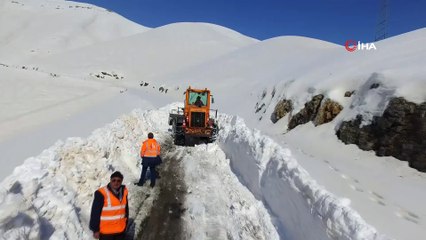 Bir aydır kapalı olan yol 7 gün süren karla mücadele çalışmasıyla açıldı