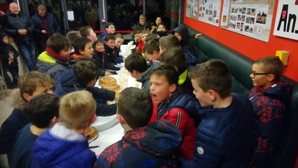 Des jeunes heureux de partager la galette