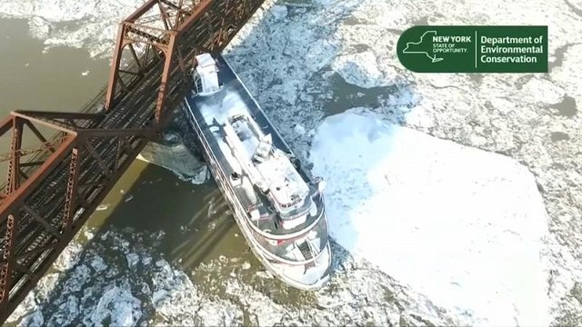 ویدئو؛ هشت کشتی در نیویورک لنگر بریدند