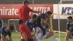 لقطة: كأس آسيا 2019: كيروش يمازح لاعبه بورالغانجي في تدريبات المنتخب الإيراني