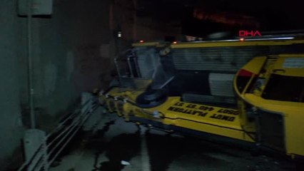 Beyoğlu'nda Vinç Devrildi, Yol Trafiğe Kapandı