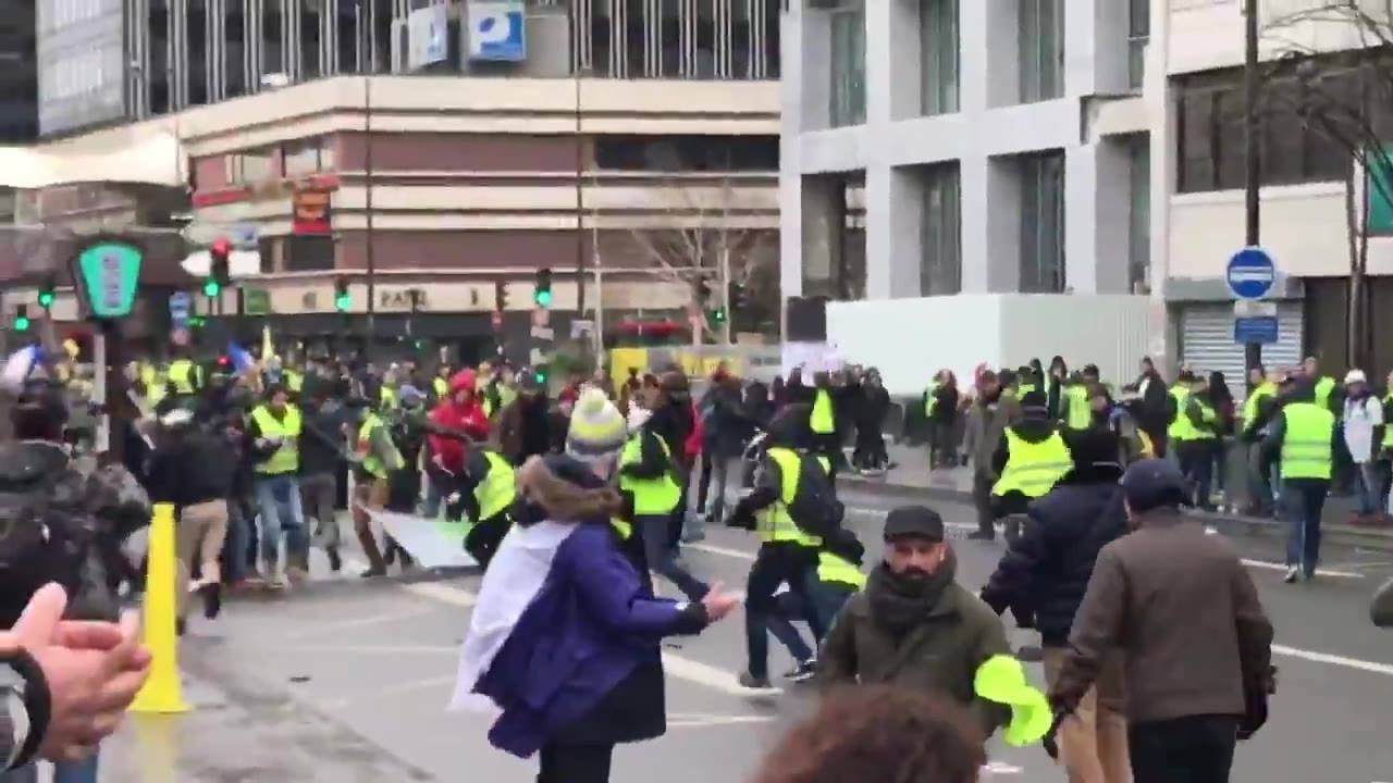 Un gilet jaune utilise un lasso pour affronter d'autres gilets jaunes