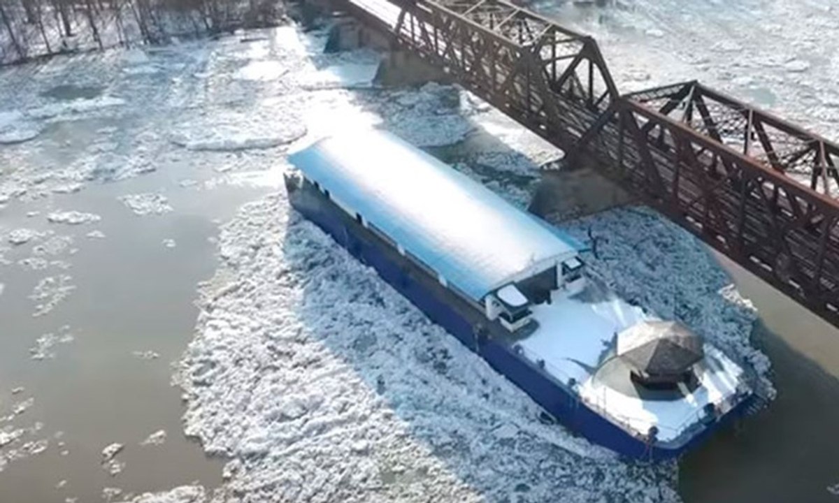 ABD'de buz kütleleri nehirdeki tekneleri sürükledi