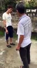 Phê Ma Túy Đá Thanh Niên Đứng Hình Giữa Đường