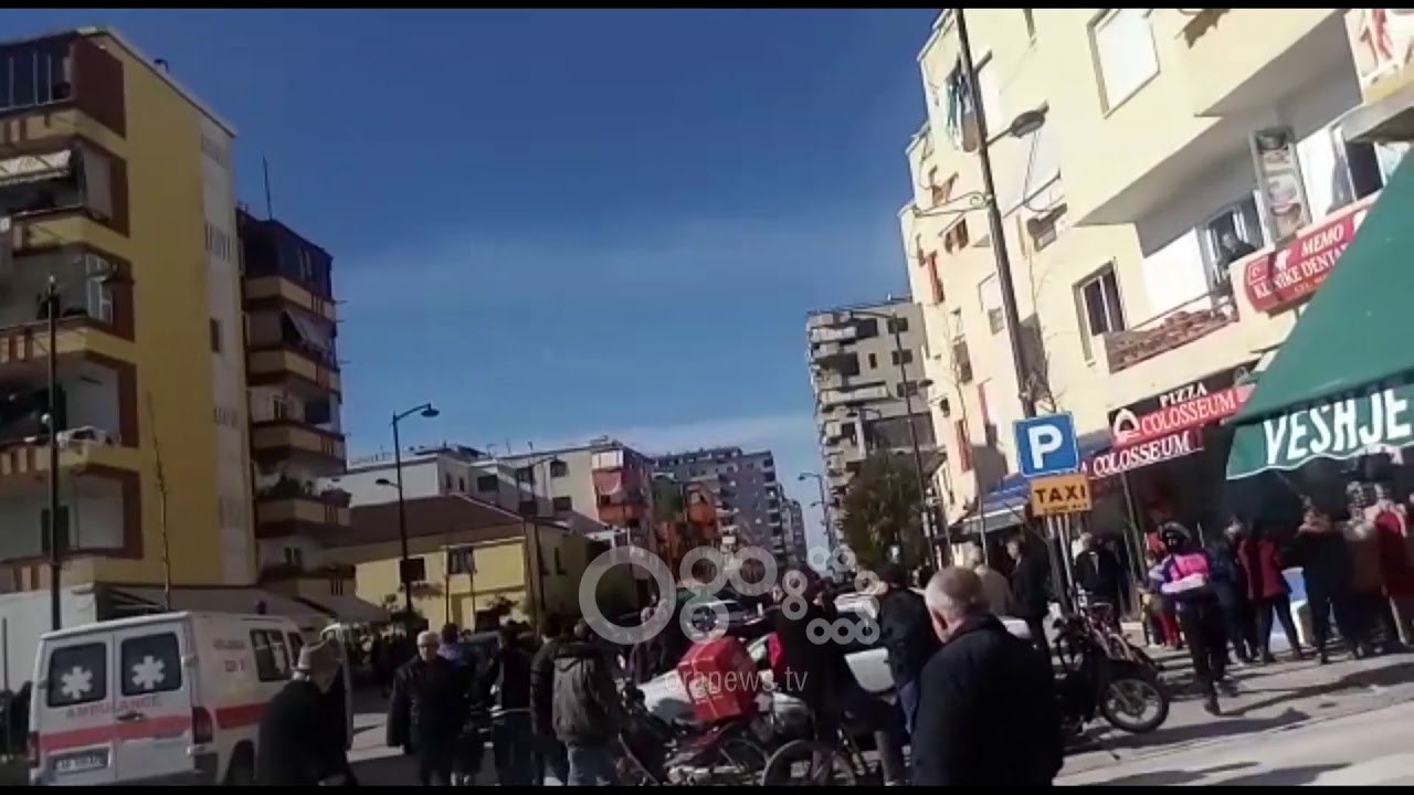 Ora News - Aksident në Fier, "Benzi" përplas dy të moshuara