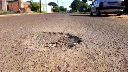 Após 'reparo ruim', panelas voltam a aparecer no Cascavel Velho