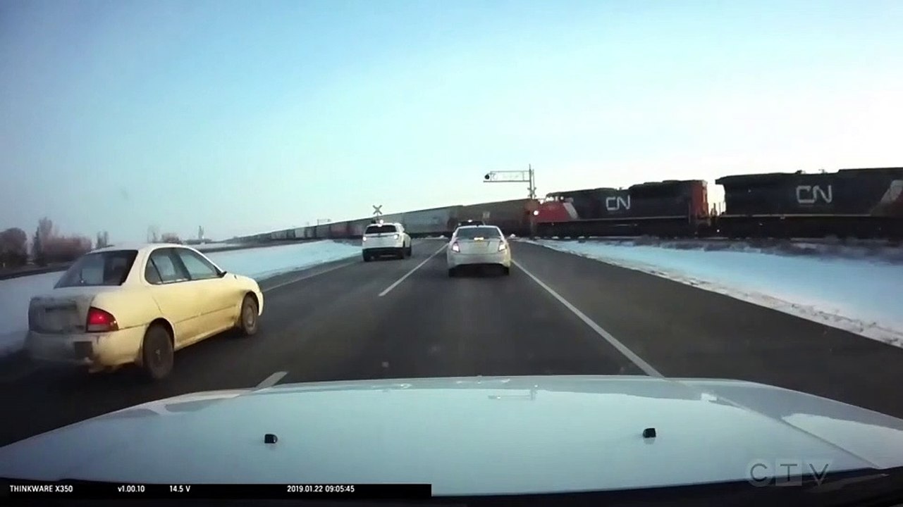 Un train gigantesque déraille en bord de route au Canada... Impressionnant !