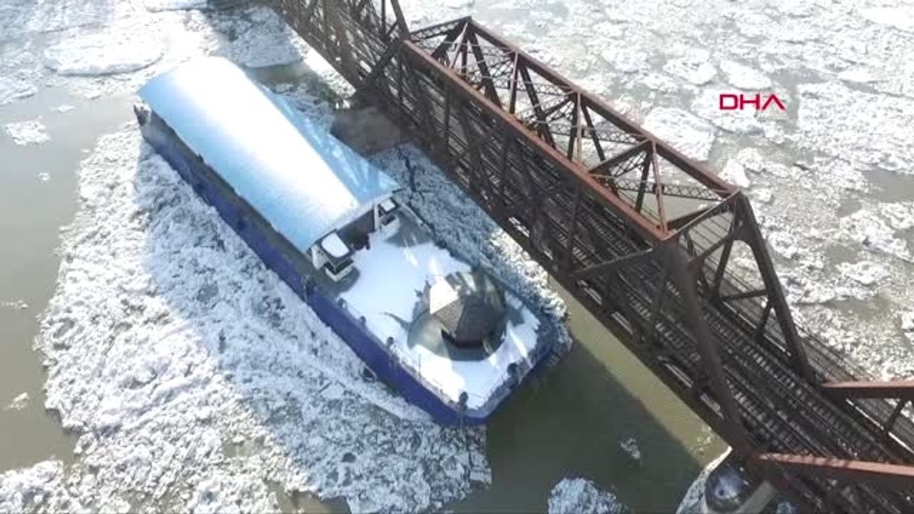 Dha Dış - ABD'de Buz Kütleleri Nehirdeki Tekneleri Sürükledi