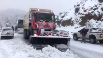 Yoğun Kar Yağışı Ulaşımı Olumsuz Etkiledi... Araçlar Yolda Mahsur Kaldı