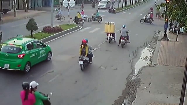 Xe tải đâm liên hoàn xe dừng đèn đỏ, người đi xe máy thoát chết khó tin