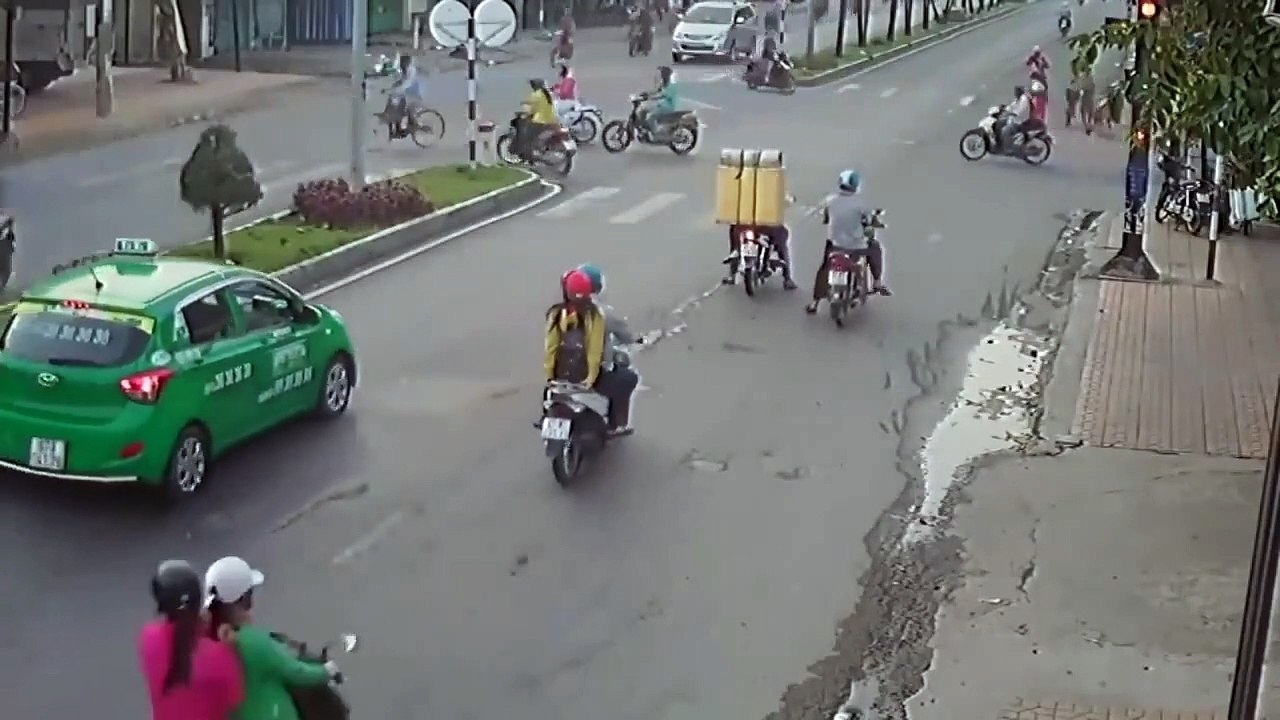 Xe tải đâm liên hoàn xe dừng đèn đỏ, người đi xe máy thoát chết khó tin