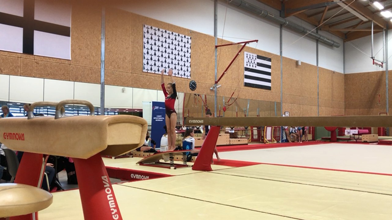 Jeanne, en premier, et Élisa, 12 ans, Acro-Gym Pays de Ploërmel