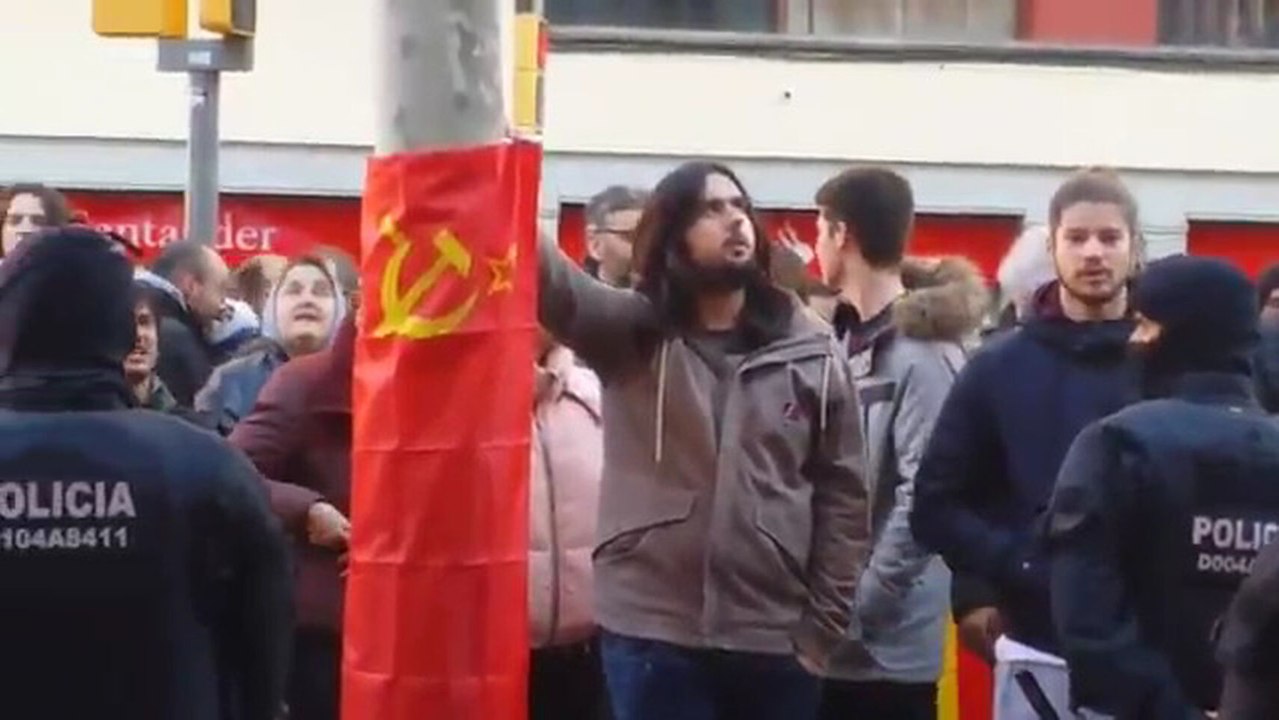 Altercados y huevazos contra una carpa de Vox en Sant Andreu (Barcelona).