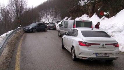 Kartepe’ye akın eden tatilcilerin oluşturduğu kuyruk havadan görüntülendi