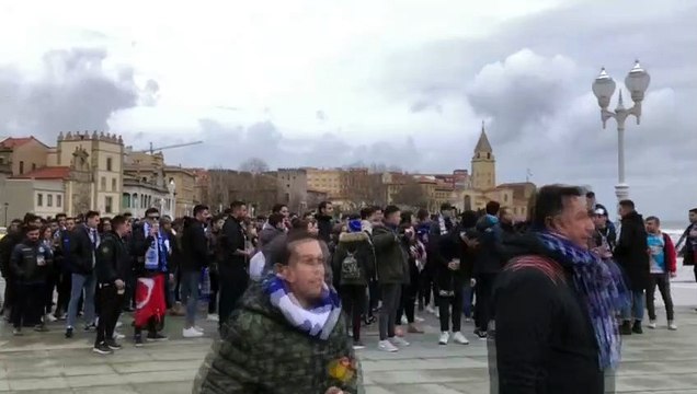 Sporting de Gijón - Deportivo de la Coruña: La Afición del Deportivo Por el Muro Camino del Molinón