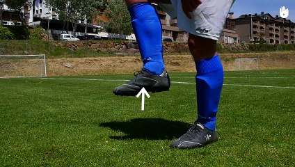 Technique pour marquer un but : frappe du plat du pied