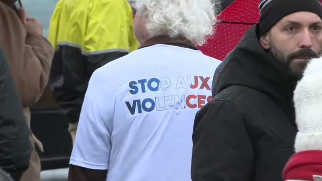 Les foulards rouges s'opposent aux gilets jaunes