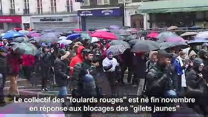 Des "foulards rouges" pour "défendre la démocratie"