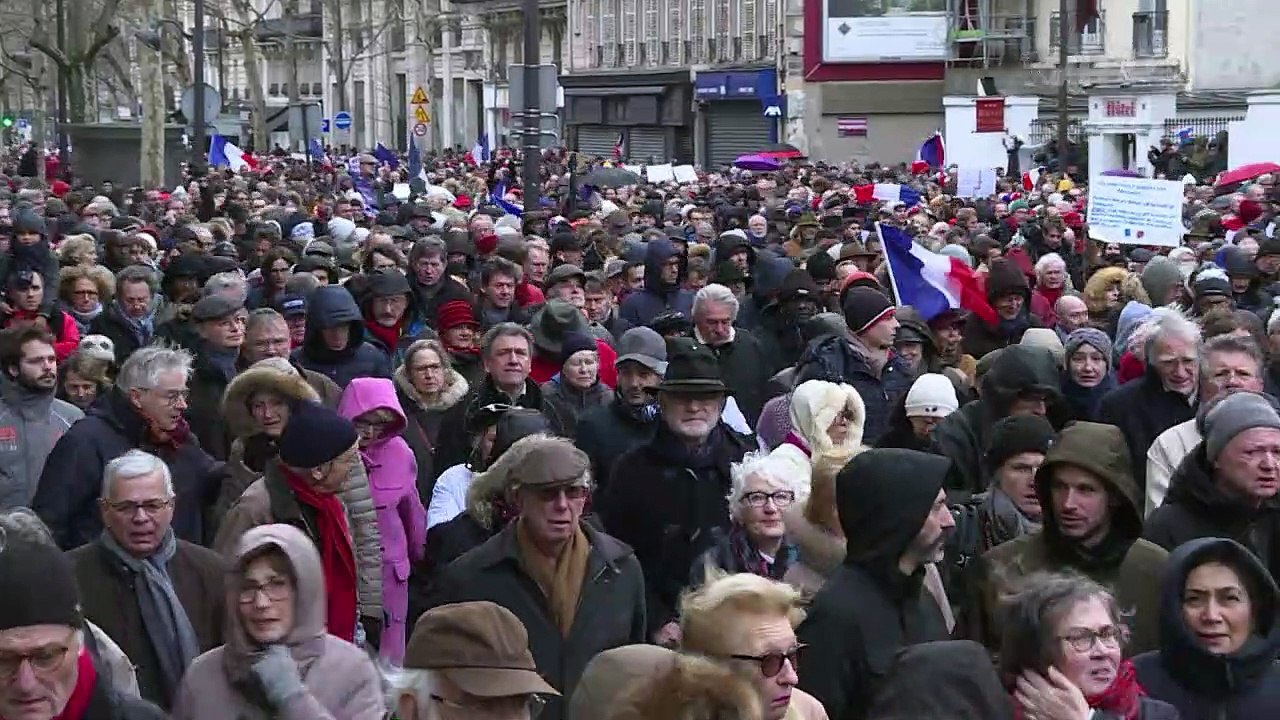 Rund 10.000 'Rotschals' demonstrieren gegen 'Gelbwesten'