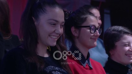 Why Not/ Roza Lati dhe Fatma Methasani bëjnë spektakël me conversa dhe lëpirëse