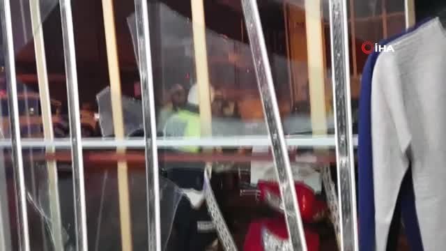 Motosikletli Pizza Kuryesi Giysi Mağazasının Camından İçeri Girdi