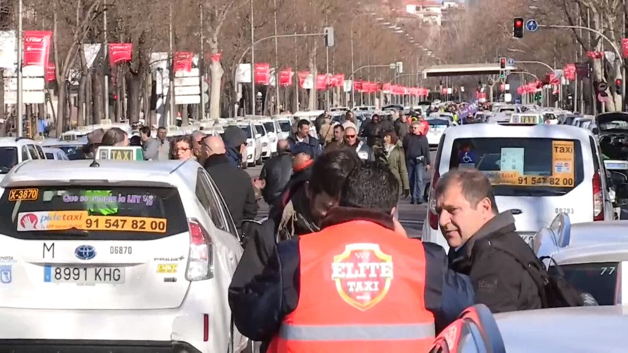Los taxistas bloquean la Castellana