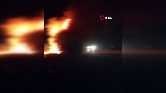 Seyir halindeki tır alev alev yandı