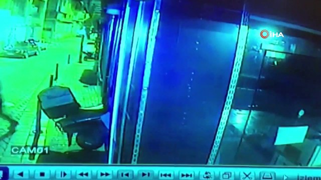 Motosikletli pizza kuryesi iş yerinin camından içeri böyle girdi